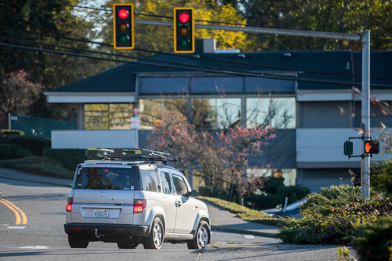 A car signals to take a right turn onto Mukilteo Boulevard while a red light is showing on Friday, Nov. 17, 2023 in Everett, Washington. (Olivia Vanni / The Herald)