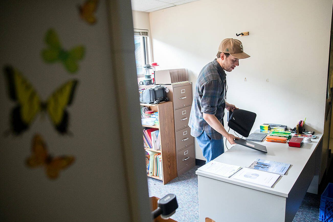 Jack White sets up his desk at Hazelwood Elementary on Monday, Aug. 26, 2024 in Lynnwood, Washington. (Olivia Vanni / The Herald)