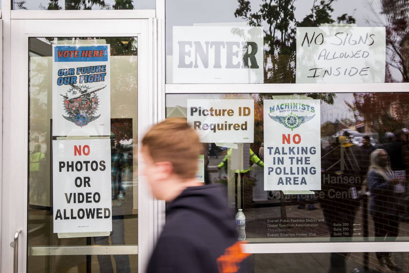 Boeing workers walk into Angel of the Winds to vote on a contract proposal on Wednesday, Oct. 23, 2024 in Everett, Washington. (Olivia Vanni / The Herald)