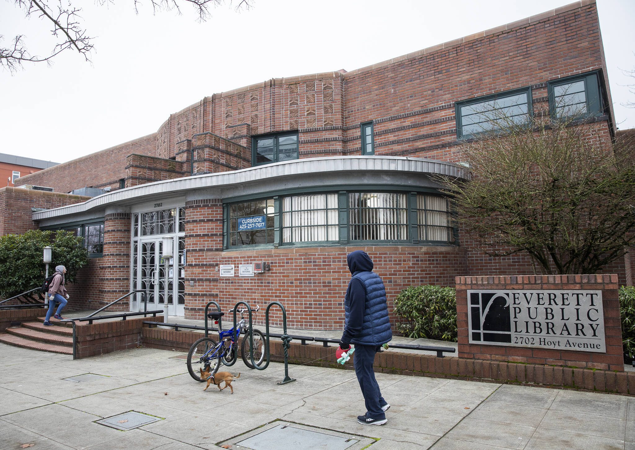 People walk into the Everett Library off of Hoyt Avenue on Tuesday in Everett. (Olivia Vanni / The Herald)