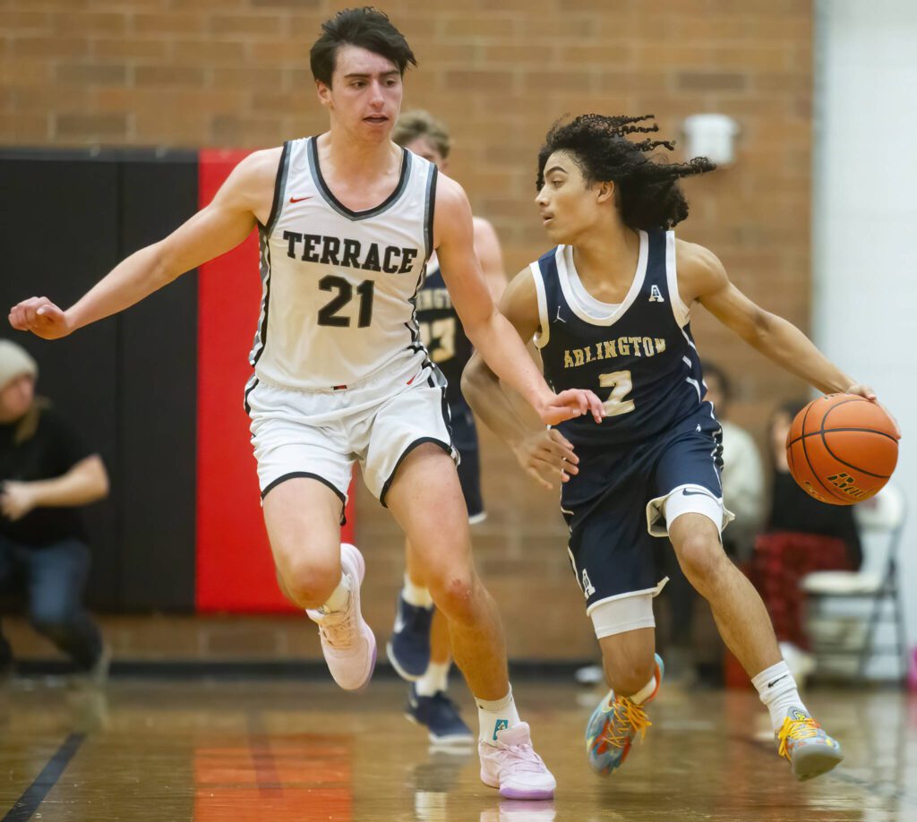 Arlington’s Chet Thompson takes the ball down the court during the game against Mountlake Terrace on Tuesday, Dec. 10, 2024 in Mountlake Terrace, Washington. (Olivia Vanni / The Herald)
