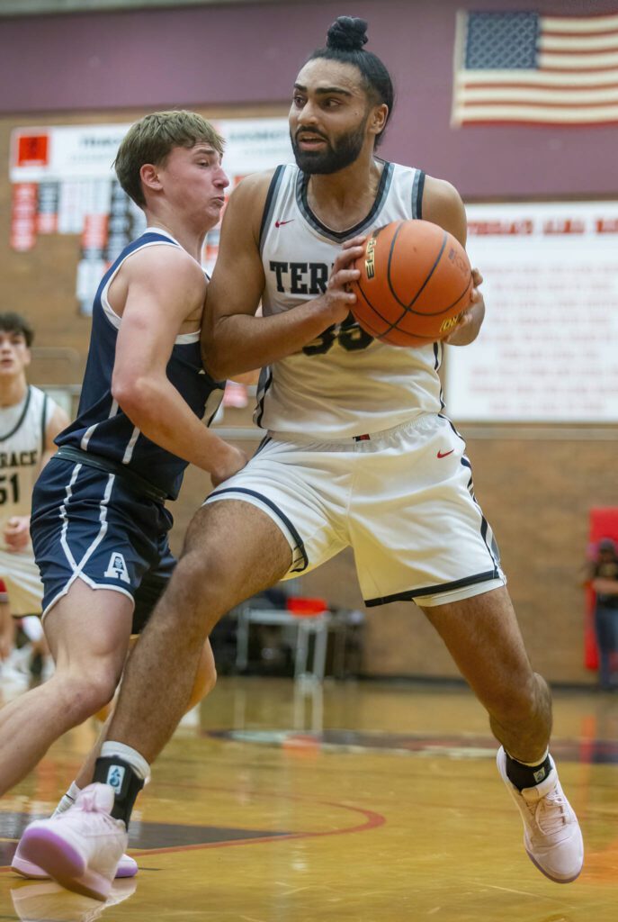 Mountlake Terrace’s Svayjeet Singh tries to maneuver around a screen during the game against Arlington on Tuesday, Dec. 10, 2024 in Mountlake Terrace, Washington. (Olivia Vanni / The Herald)
